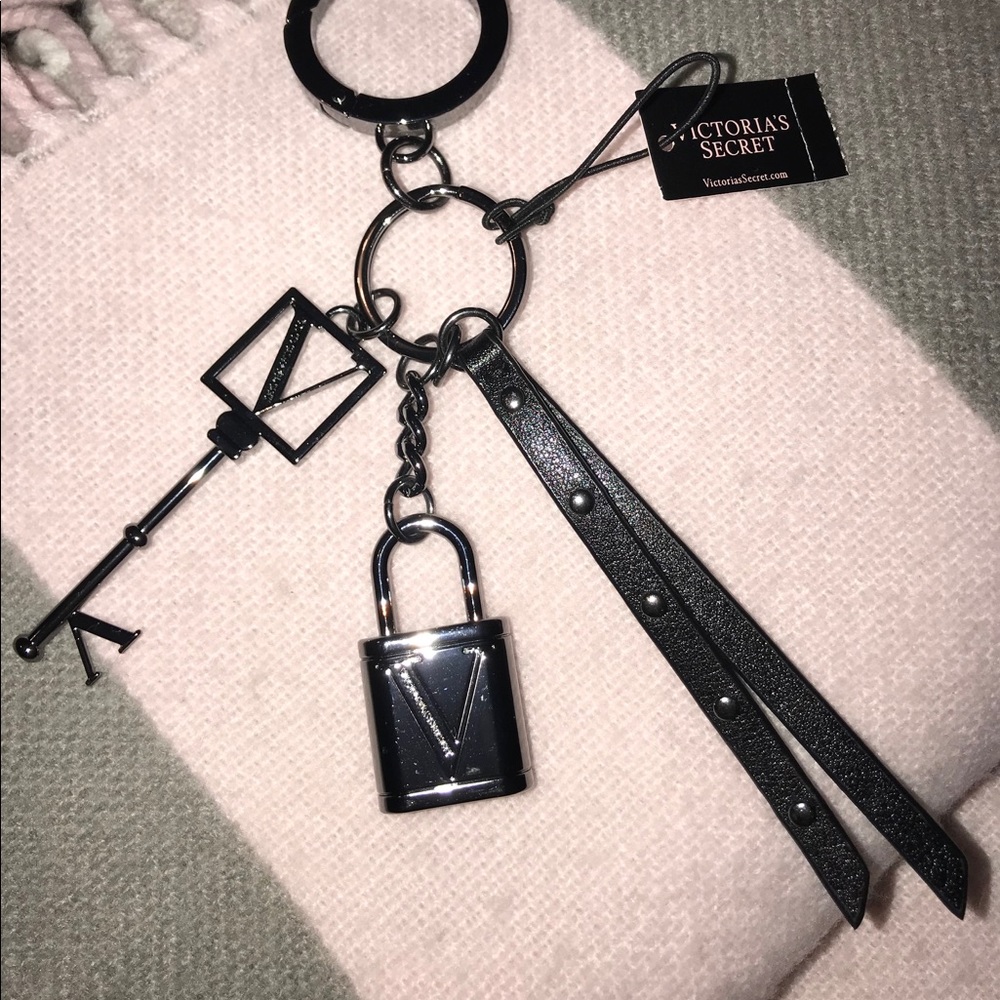 🖤BNWT VICTORIA’S SECRET KEYCHAIN🖤 - Picture 2 of 4